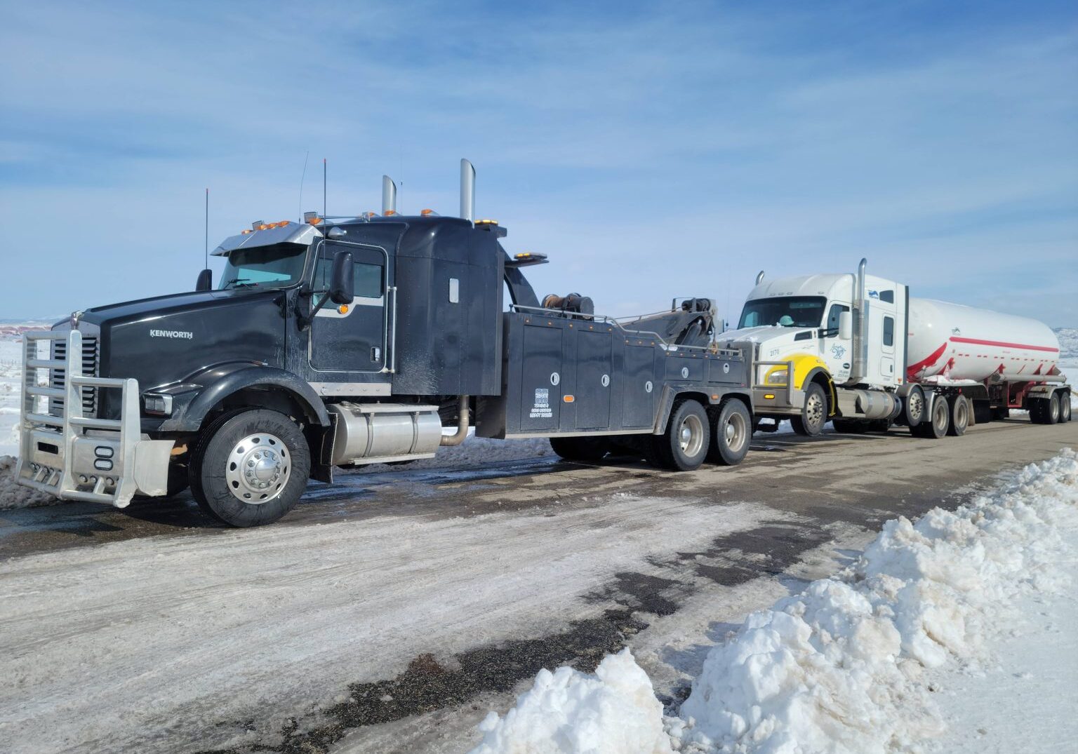 Heavy duty towing truck